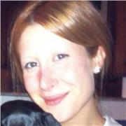 Laureanda in giurisprudenza impartisce lezioni di italiano a bambini e ragazzi